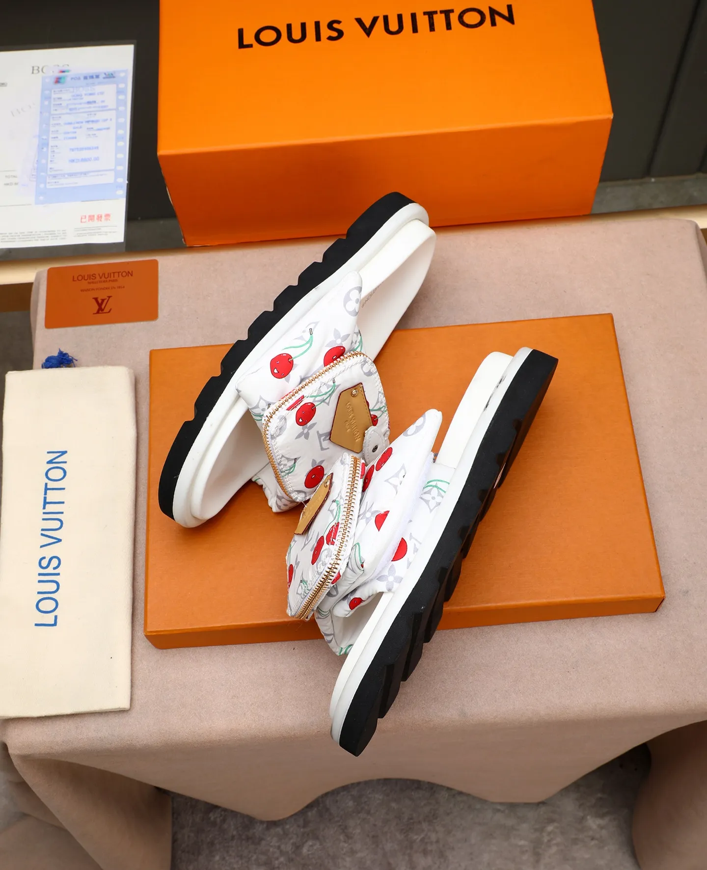 PP400 couple model with drawer box [LOUIS VUITTON] Louis Vuitton, the latest LV official website printed wallet and men's and women's slippers🔥🔥🔥 are now on the market. The drawer box is packed with cloth bags and cards. The upper pattern looks very soft and waxy, and it is a super versatile leg slimming tool. Fabric: Imported denim/down silk cotton embossed, official website pattern printing, lining: water-dyed sheepskin down filling, comfortable to wear, feet: high elastic PU water table. Sole: foam sole, heel height: about 5cm. Size 35-46, 35, 45 and 46 are custom-made and cannot be returned or exchanged. Color: multiple colors available.
